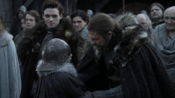 extant_GameOfThrones_1x01-WinterIsComing_2013