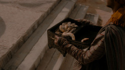 extant_GameOfThrones_1x01-WinterIsComing_4755
