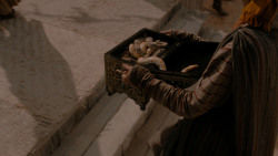 extant_GameOfThrones_1x01-WinterIsComing_4756