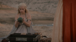 extant_GameOfThrones_1x01-WinterIsComing_5098