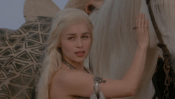 extant_GameOfThrones_1x01-WinterIsComing_5256