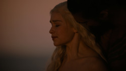 extant_GameOfThrones_1x01-WinterIsComing_5494