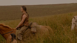 extant_GameOfThrones_1x02-TheKingsroad_0100