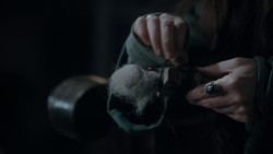 extant_GameOfThrones_1x02-TheKingsroad_1465
