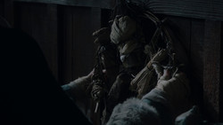 extant_GameOfThrones_1x02-TheKingsroad_3940