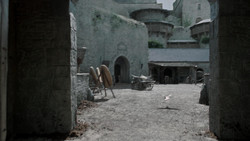 extant_GameOfThrones_1x04-CripplesBastardsAndBrokenThings_0008