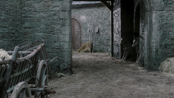 extant_GameOfThrones_1x04-CripplesBastardsAndBrokenThings_0025