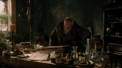 extant_GameOfThrones_1x04-CripplesBastardsAndBrokenThings_2158