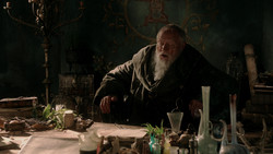 extant_GameOfThrones_1x04-CripplesBastardsAndBrokenThings_2392