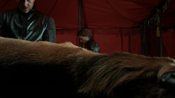 extant_GameOfThrones_1x07-YouWinOrYouDie_0036