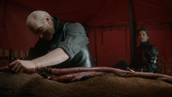 extant_GameOfThrones_1x07-YouWinOrYouDie_0256
