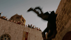 extant_GameOfThrones_2x01-TheNorthRemembers_0026