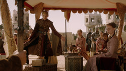 extant_GameOfThrones_2x01-TheNorthRemembers_0152
