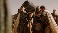 extant_GameOfThrones_2x01-TheNorthRemembers_0215