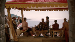 extant_GameOfThrones_2x01-TheNorthRemembers_0395