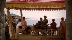 extant_GameOfThrones_2x01-TheNorthRemembers_0401
