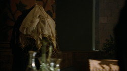 extant_GameOfThrones_2x01-TheNorthRemembers_0485