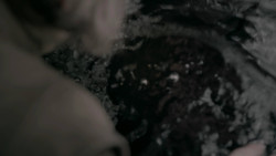 extant_GameOfThrones_2x01-TheNorthRemembers_1351