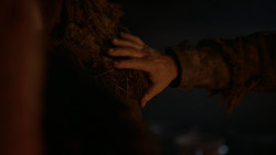 extant_GameOfThrones_2x01-TheNorthRemembers_2286