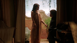 extant_GameOfThrones_2x01-TheNorthRemembers_3686