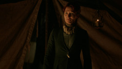 extant_GameOfThrones_2x01-TheNorthRemembers_4515