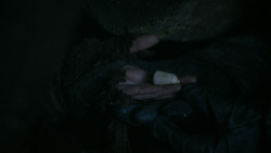extant_GameOfThrones_2x03-WhatIsDeadMayNeverDie_0422