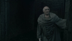 extant_GameOfThrones_2x03-WhatIsDeadMayNeverDie_0470