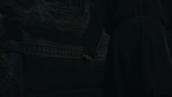 extant_GameOfThrones_2x03-WhatIsDeadMayNeverDie_0487