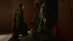 extant_GameOfThrones_2x04-GardenOfBones_0934