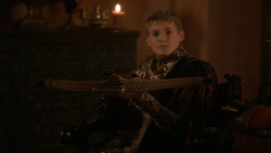 extant_GameOfThrones_2x04-GardenOfBones_1357