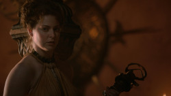 extant_GameOfThrones_2x04-GardenOfBones_1361