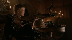 extant_GameOfThrones_2x04-GardenOfBones_1374