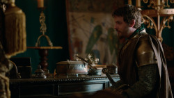 extant_GameOfThrones_2x04-GardenOfBones_1462