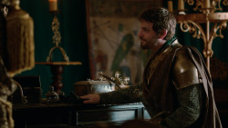extant_GameOfThrones_2x04-GardenOfBones_1464