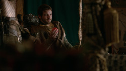 extant_GameOfThrones_2x04-GardenOfBones_1563
