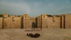 extant_GameOfThrones_2x04-GardenOfBones_3292