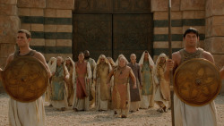 extant_GameOfThrones_2x04-GardenOfBones_3334