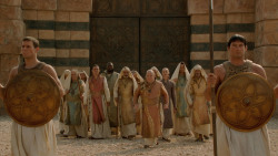 extant_GameOfThrones_2x04-GardenOfBones_3335