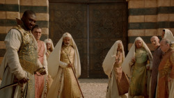 extant_GameOfThrones_2x04-GardenOfBones_3824