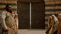 extant_GameOfThrones_2x04-GardenOfBones_3827
