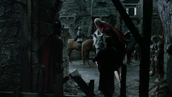 extant_GameOfThrones_2x04-GardenOfBones_4014
