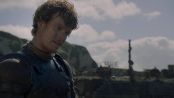extant_GameOfThrones_2x05-TheGhostOfHarrenhal_1915
