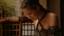 extant_GameOfThrones_2x05-TheGhostOfHarrenhal_3294