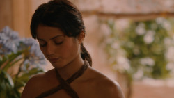 extant_GameOfThrones_2x05-TheGhostOfHarrenhal_3307