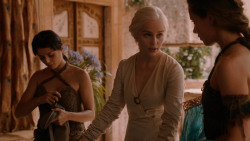 extant_GameOfThrones_2x05-TheGhostOfHarrenhal_3385