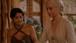 extant_GameOfThrones_2x05-TheGhostOfHarrenhal_3426