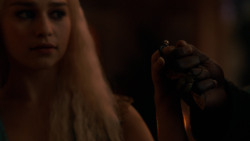 extant_GameOfThrones_2x05-TheGhostOfHarrenhal_5028