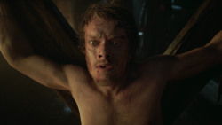 extant_GameOfThrones_3x02-DarkWingsDarkWords_0565