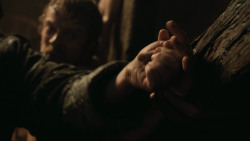 extant_GameOfThrones_3x02-DarkWingsDarkWords_0575