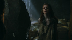 extant_GameOfThrones_3x04-KissedByFire_0742